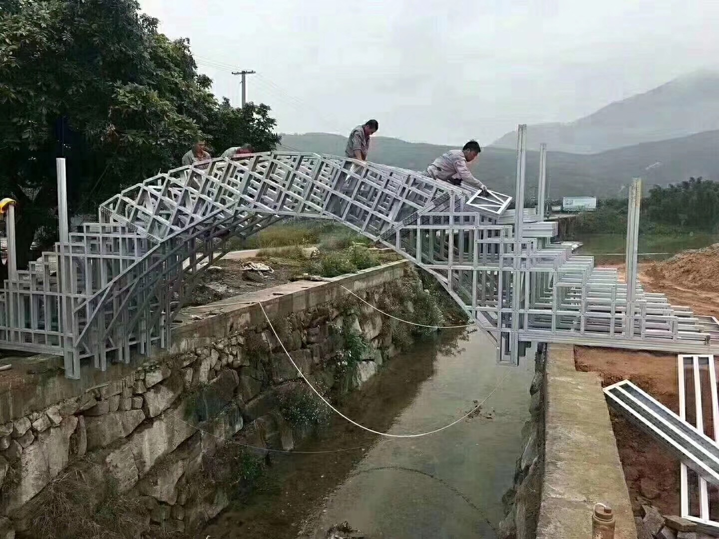 輕鋼別墅廠家打造水上房屋，除此之外還有很多你想不到的用途 